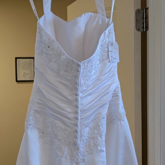 David’s bridal T9569 A Line halter wedding gown Size 6 - Picture 3 of 8